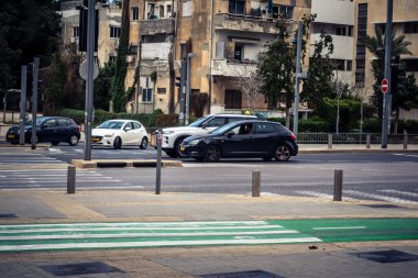 Tel Aviv, İsrail, 7 Mart 2026 Tel Aviv 'de arabalar, otobüsler ve ulaşım altyapısı içeren yoğun şehir trafiği.