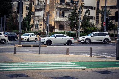 Tel Aviv, İsrail, 7 Mart 2026 Tel Aviv 'de arabalar, otobüsler ve ulaşım altyapısı içeren yoğun şehir trafiği.