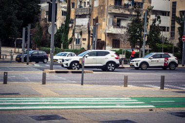 Tel Aviv, İsrail, 7 Mart 2026 Tel Aviv 'de arabalar, otobüsler ve ulaşım altyapısı içeren yoğun şehir trafiği.