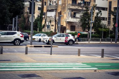Tel Aviv, İsrail, 7 Mart 2026 Tel Aviv 'de arabalar, otobüsler ve ulaşım altyapısı içeren yoğun şehir trafiği.