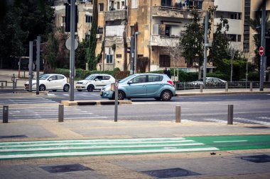 Tel Aviv, İsrail, 7 Mart 2026 Tel Aviv 'de arabalar, otobüsler ve ulaşım altyapısı içeren yoğun şehir trafiği.