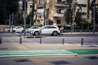 Tel Aviv, İsrail, 7 Mart 2026 Tel Aviv 'de arabalar, otobüsler ve ulaşım altyapısı içeren yoğun şehir trafiği.