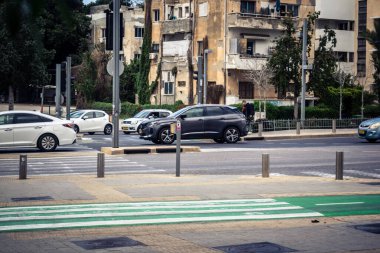 Tel Aviv, İsrail, 7 Mart 2026 Tel Aviv 'de arabalar, otobüsler ve ulaşım altyapısı içeren yoğun şehir trafiği.