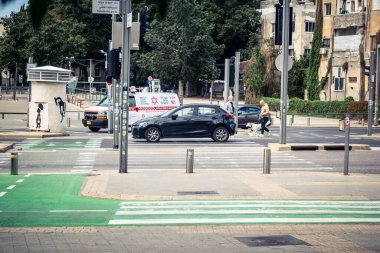 Tel Aviv, İsrail, 7 Mart 2026 Tel Aviv 'de arabalar, otobüsler ve ulaşım altyapısı içeren yoğun şehir trafiği.