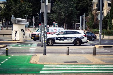 Tel Aviv, İsrail, 7 Mart 2026 Resmi polis aracı Tel Aviv kentsel çevresindeki kamu güvenliği ve emniyet güçlerini güvence altına alıyor.