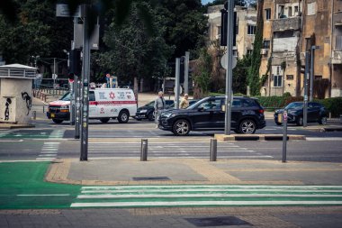 Tel Aviv, İsrail, 7 Mart 2026 Tel Aviv 'de arabalar, otobüsler ve ulaşım altyapısı içeren yoğun şehir trafiği.