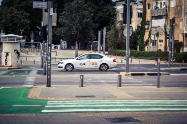 Tel Aviv, İsrail, 7 Mart 2026 Tel Aviv 'de arabalar, otobüsler ve ulaşım altyapısı içeren yoğun şehir trafiği.