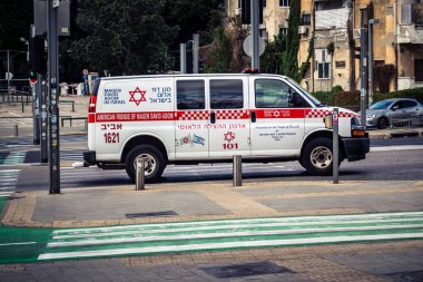 Tel Aviv, İsrail, 7 Mart 2026 Tel Aviv sokaklarında görev yapan tıbbi bir acil durum aracı kritik sağlık lojistiği sağlıyor..