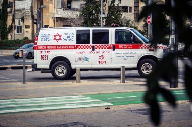 Tel Aviv, İsrail, 7 Mart 2026 Tel Aviv sokaklarında görev yapan tıbbi bir acil durum aracı kritik sağlık lojistiği sağlıyor..