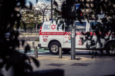 Tel Aviv, İsrail, 7 Mart 2026 Tel Aviv sokaklarında görev yapan tıbbi bir acil durum aracı kritik sağlık lojistiği sağlıyor..