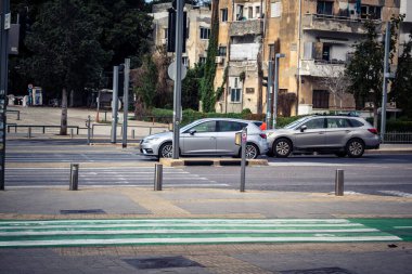 Tel Aviv, İsrail, 7 Mart 2026 Tel Aviv 'de arabalar, otobüsler ve ulaşım altyapısı içeren yoğun şehir trafiği.