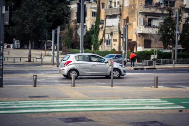 Tel Aviv, İsrail, 7 Mart 2026 Tel Aviv 'de arabalar, otobüsler ve ulaşım altyapısı içeren yoğun şehir trafiği.