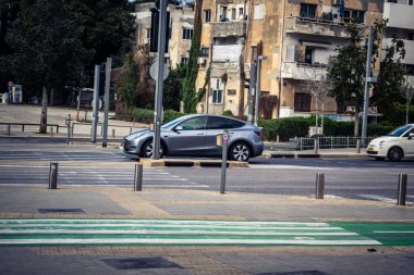 Tel Aviv, İsrail, 7 Mart 2026 Tel Aviv 'de arabalar, otobüsler ve ulaşım altyapısı içeren yoğun şehir trafiği.