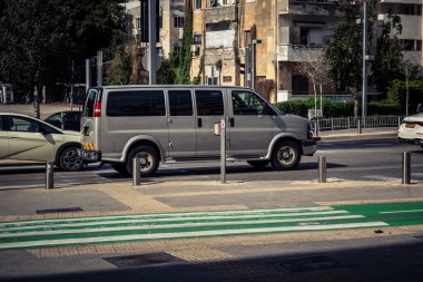 Tel Aviv, İsrail, 7 Mart 2026 Tel Aviv 'de arabalar, otobüsler ve ulaşım altyapısı içeren yoğun şehir trafiği.