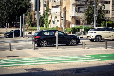 Tel Aviv, İsrail, 7 Mart 2026 Tel Aviv 'de arabalar, otobüsler ve ulaşım altyapısı içeren yoğun şehir trafiği.