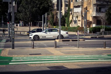 Tel Aviv, İsrail, 7 Mart 2026 Tel Aviv 'de arabalar, otobüsler ve ulaşım altyapısı içeren yoğun şehir trafiği.
