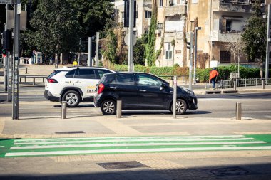 Tel Aviv, İsrail, 7 Mart 2026 Tel Aviv 'de arabalar, otobüsler ve ulaşım altyapısı içeren yoğun şehir trafiği.