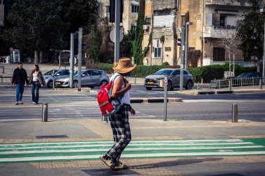Tel Aviv, İsrail, 7 Mart 2026 Tel Aviv 'in işlek kentsel sokaklarında yürüyen insanlar, şehir hayatının özünü yakalıyorlar..