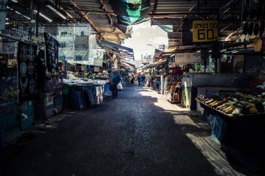 Tel Aviv, İsrail, 8 Mart 2026 Pazar sabahı Carmel Pazarı 'nın (Shuk HaCarmel) terk edilmiş koridorları boyunca kapalı çelik panjurlu sayısız tezgah ve küçük işletmelerin genel görünümü. Ticari faaliyet eksikliği ekonomiyi yansıtıyor.