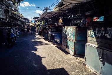 Tel Aviv, İsrail, 8 Mart 2026 Pazar sabahı Carmel Pazarı 'nın (Shuk HaCarmel) terk edilmiş koridorları boyunca kapalı çelik panjurlu sayısız tezgah ve küçük işletmelerin genel görünümü. Ticari faaliyet eksikliği ekonomiyi yansıtıyor.