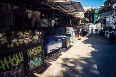 Tel Aviv, İsrail, 8 Mart 2026 Pazar sabahı Carmel Pazarı 'nın (Shuk HaCarmel) terk edilmiş koridorları boyunca kapalı çelik panjurlu sayısız tezgah ve küçük işletmelerin genel görünümü. Ticari faaliyet eksikliği ekonomiyi yansıtıyor.
