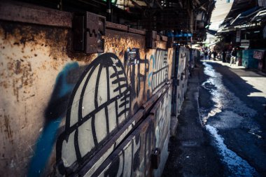 Tel Aviv, İsrail, 8 Mart 2026 Pazar sabahı Carmel Pazarı 'nın (Shuk HaCarmel) terk edilmiş koridorları boyunca kapalı çelik panjurlu sayısız tezgah ve küçük işletmelerin genel görünümü. Ticari faaliyet eksikliği ekonomiyi yansıtıyor.