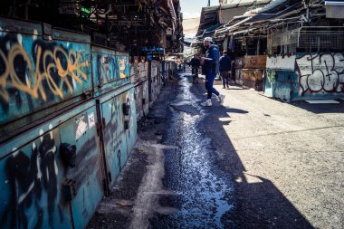 Tel Aviv, İsrail, 8 Mart 2026 Pazar sabahı Carmel Pazarı 'nın (Shuk HaCarmel) terk edilmiş koridorları boyunca kapalı çelik panjurlu sayısız tezgah ve küçük işletmelerin genel görünümü. Ticari faaliyet eksikliği ekonomiyi yansıtıyor.