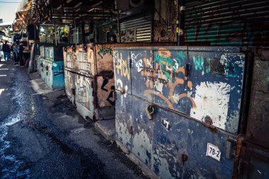 Tel Aviv, İsrail, 8 Mart 2026 Pazar sabahı Carmel Pazarı 'nın (Shuk HaCarmel) terk edilmiş koridorları boyunca kapalı çelik panjurlu sayısız tezgah ve küçük işletmelerin genel görünümü. Ticari faaliyet eksikliği ekonomiyi yansıtıyor.