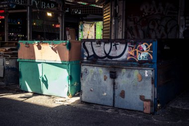 Tel Aviv, İsrail, 8 Mart 2026 Pazar sabahı Carmel Pazarı 'nın (Shuk HaCarmel) terk edilmiş koridorları boyunca kapalı çelik panjurlu sayısız tezgah ve küçük işletmelerin genel görünümü. Ticari faaliyet eksikliği ekonomiyi yansıtıyor.