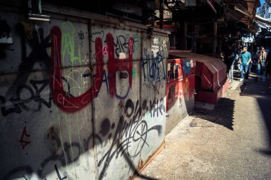 Tel Aviv, İsrail, 8 Mart 2026 Pazar sabahı Carmel Pazarı 'nın (Shuk HaCarmel) terk edilmiş koridorları boyunca kapalı çelik panjurlu sayısız tezgah ve küçük işletmelerin genel görünümü. Ticari faaliyet eksikliği ekonomiyi yansıtıyor.