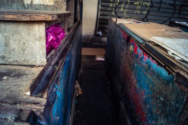 Tel Aviv, İsrail, 8 Mart 2026 Pazar sabahı Carmel Pazarı 'nın (Shuk HaCarmel) terk edilmiş koridorları boyunca kapalı çelik panjurlu sayısız tezgah ve küçük işletmelerin genel görünümü. Ticari faaliyet eksikliği ekonomiyi yansıtıyor.