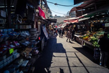 Tel Aviv, İsrail, 8 Mart 2026 Pazar sabahı Carmel Pazarı 'nın (Shuk HaCarmel) terk edilmiş koridorları boyunca kapalı çelik panjurlu sayısız tezgah ve küçük işletmelerin genel görünümü. Ticari faaliyet eksikliği ekonomiyi yansıtıyor.