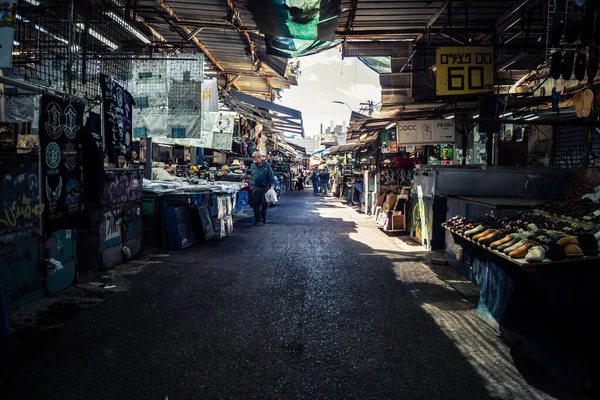 Tel Aviv, İsrail, 8 Mart 2026 Pazar sabahı Carmel Pazarı 'nın (Shuk HaCarmel) terk edilmiş koridorları boyunca kapalı çelik panjurlu sayısız tezgah ve küçük işletmelerin genel görünümü. Ticari faaliyet eksikliği ekonomiyi yansıtıyor.