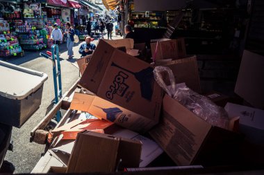 Tel Aviv, İsrail, 8 Mart 2026 Pazar sabahı Carmel Pazarı 'nın (Shuk HaCarmel) terk edilmiş koridorları boyunca kapalı çelik panjurlu sayısız tezgah ve küçük işletmelerin genel görünümü. Ticari faaliyet eksikliği ekonomiyi yansıtıyor.