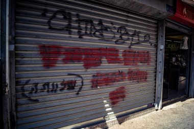 Tel Aviv, İsrail, 8 Mart 2026 Pazar sabahı Carmel Pazarı 'nın (Shuk HaCarmel) terk edilmiş koridorları boyunca kapalı çelik panjurlu sayısız tezgah ve küçük işletmelerin genel görünümü. Ticari faaliyet eksikliği ekonomiyi yansıtıyor.