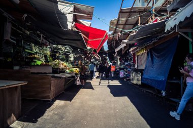 Tel Aviv, İsrail, 8 Mart 2026 Pazar sabahı Carmel Pazarı 'nın (Shuk HaCarmel) terk edilmiş koridorları boyunca kapalı çelik panjurlu sayısız tezgah ve küçük işletmelerin genel görünümü. Ticari faaliyet eksikliği ekonomiyi yansıtıyor.
