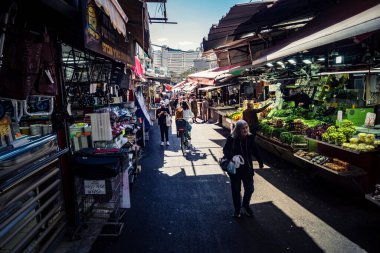 Tel Aviv, İsrail, 8 Mart 2026 Pazar sabahı Carmel Pazarı 'nın (Shuk HaCarmel) terk edilmiş koridorları boyunca kapalı çelik panjurlu sayısız tezgah ve küçük işletmelerin genel görünümü. Ticari faaliyet eksikliği ekonomiyi yansıtıyor.