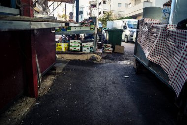 Tel Aviv, İsrail, 8 Mart 2026 Pazar sabahı Carmel Pazarı 'nın (Shuk HaCarmel) terk edilmiş koridorları boyunca kapalı çelik panjurlu sayısız tezgah ve küçük işletmelerin genel görünümü. Ticari faaliyet eksikliği ekonomiyi yansıtıyor.