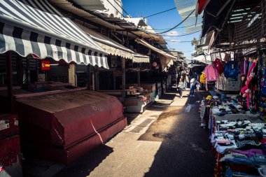 Tel Aviv, İsrail, 8 Mart 2026 Pazar sabahı Carmel Pazarı 'nın (Shuk HaCarmel) terk edilmiş koridorları boyunca kapalı çelik panjurlu sayısız tezgah ve küçük işletmelerin genel görünümü. Ticari faaliyet eksikliği ekonomiyi yansıtıyor.