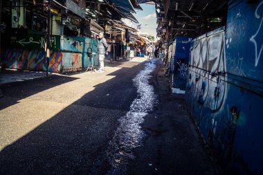 Tel Aviv, İsrail, 8 Mart 2026 Pazar sabahı Carmel Pazarı 'nın (Shuk HaCarmel) terk edilmiş koridorları boyunca kapalı çelik panjurlu sayısız tezgah ve küçük işletmelerin genel görünümü. Ticari faaliyet eksikliği ekonomiyi yansıtıyor.