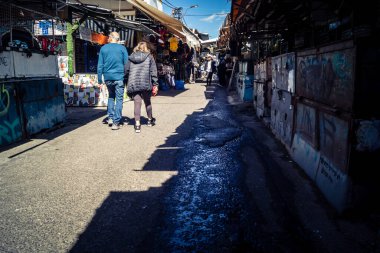Tel Aviv, İsrail, 8 Mart 2026 Pazar sabahı Carmel Pazarı 'nın (Shuk HaCarmel) terk edilmiş koridorları boyunca kapalı çelik panjurlu sayısız tezgah ve küçük işletmelerin genel görünümü. Ticari faaliyet eksikliği ekonomiyi yansıtıyor.