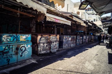 Tel Aviv, İsrail, 8 Mart 2026 Pazar sabahı Carmel Pazarı 'nın (Shuk HaCarmel) terk edilmiş koridorları boyunca kapalı çelik panjurlu sayısız tezgah ve küçük işletmelerin genel görünümü. Ticari faaliyet eksikliği ekonomiyi yansıtıyor.