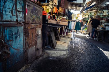Tel Aviv, İsrail, 8 Mart 2026 Pazar sabahı Carmel Pazarı 'nın (Shuk HaCarmel) terk edilmiş koridorları boyunca kapalı çelik panjurlu sayısız tezgah ve küçük işletmelerin genel görünümü. Ticari faaliyet eksikliği ekonomiyi yansıtıyor.