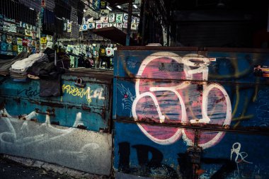 Tel Aviv, İsrail, 8 Mart 2026 Pazar sabahı Carmel Pazarı 'nın (Shuk HaCarmel) terk edilmiş koridorları boyunca kapalı çelik panjurlu sayısız tezgah ve küçük işletmelerin genel görünümü. Ticari faaliyet eksikliği ekonomiyi yansıtıyor.