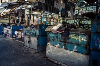 Tel Aviv, İsrail, 8 Mart 2026 Pazar sabahı Carmel Pazarı 'nın (Shuk HaCarmel) terk edilmiş koridorları boyunca kapalı çelik panjurlu sayısız tezgah ve küçük işletmelerin genel görünümü. Ticari faaliyet eksikliği ekonomiyi yansıtıyor.