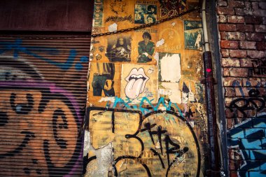 Tel Aviv, İsrail, 8 Mart 2026 Pazar sabahı Carmel Pazarı 'nın (Shuk HaCarmel) terk edilmiş koridorları boyunca kapalı çelik panjurlu sayısız tezgah ve küçük işletmelerin genel görünümü. Ticari faaliyet eksikliği ekonomiyi yansıtıyor.