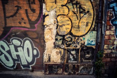 Tel Aviv, İsrail, 8 Mart 2026 Pazar sabahı Carmel Pazarı 'nın (Shuk HaCarmel) terk edilmiş koridorları boyunca kapalı çelik panjurlu sayısız tezgah ve küçük işletmelerin genel görünümü. Ticari faaliyet eksikliği ekonomiyi yansıtıyor.