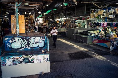 Tel Aviv, İsrail, 8 Mart 2026 Pazar sabahı Carmel Pazarı 'nın (Shuk HaCarmel) terk edilmiş koridorları boyunca kapalı çelik panjurlu sayısız tezgah ve küçük işletmelerin genel görünümü. Ticari faaliyet eksikliği ekonomiyi yansıtıyor.