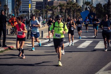 Tel Aviv, İsrail, 27 Şubat 2026 Yıllık maraton boyunca sokaklarda yarışan binlerce katılımcı Tel Aviv 'deki büyük spor etkinliğine katıldı..