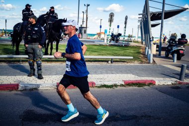 Tel Aviv, İsrail, 27 Şubat 2026 Yıllık maraton boyunca sokaklarda yarışan binlerce katılımcı Tel Aviv 'deki büyük spor etkinliğine katıldı..
